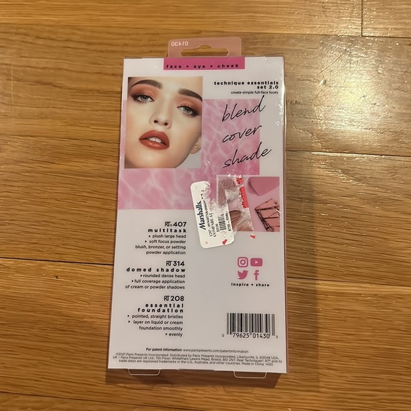 Real Techniques Travel Essentials Makeup Brush Kit NEW - Picture 8 of 11